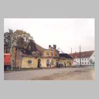 111-1127 Das Haus an der Wattlau vor der langen Bruecke ist ausgebrannt und wird abgerissen. Im Hintergrund das Kinderheim (Foto Kenzler).jpg
